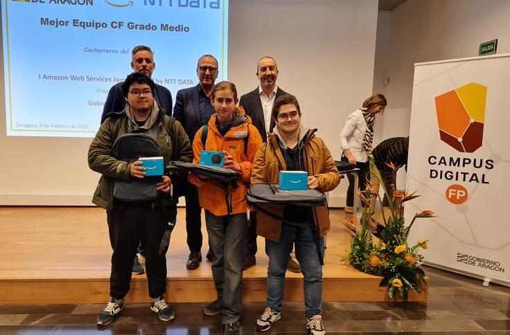 El pasado 9 de febrero alumnado de los ciclos de Informática del IES San Alberto Magno de Sabiñánigo, participaron en Zaragoza en el evento denominado AWS JAM powered by NTT Data, para competir durante toda la mañana y resolver retos reales y proponer soluciones tecnológicas a problemas derivados de la nube. El grupo de tres estudiantes de nuestro centro obtuvo el primer premio en su categoría y un meritorio octavo puesto en la clasificación general ¡Enhorabuena! #iessanalbertomagno #fp #informatica